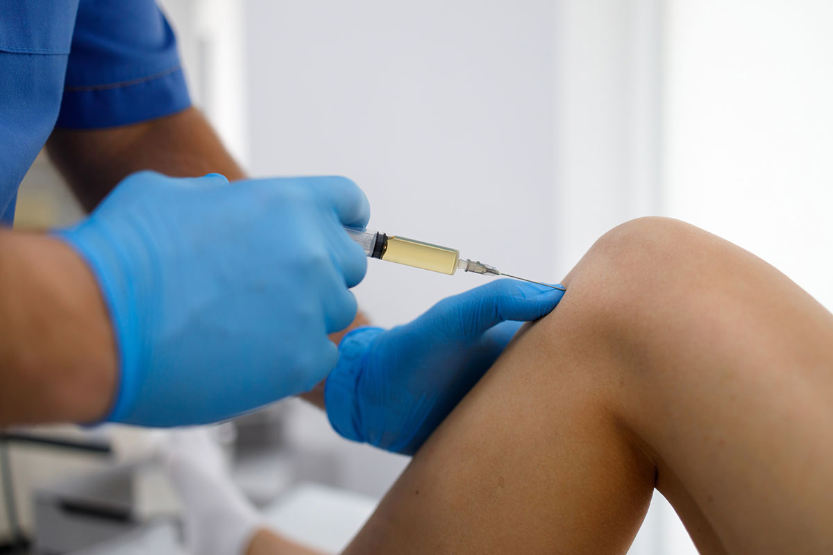 a doctor injecting a patient's knee for PRP therapy in Fort Worth.